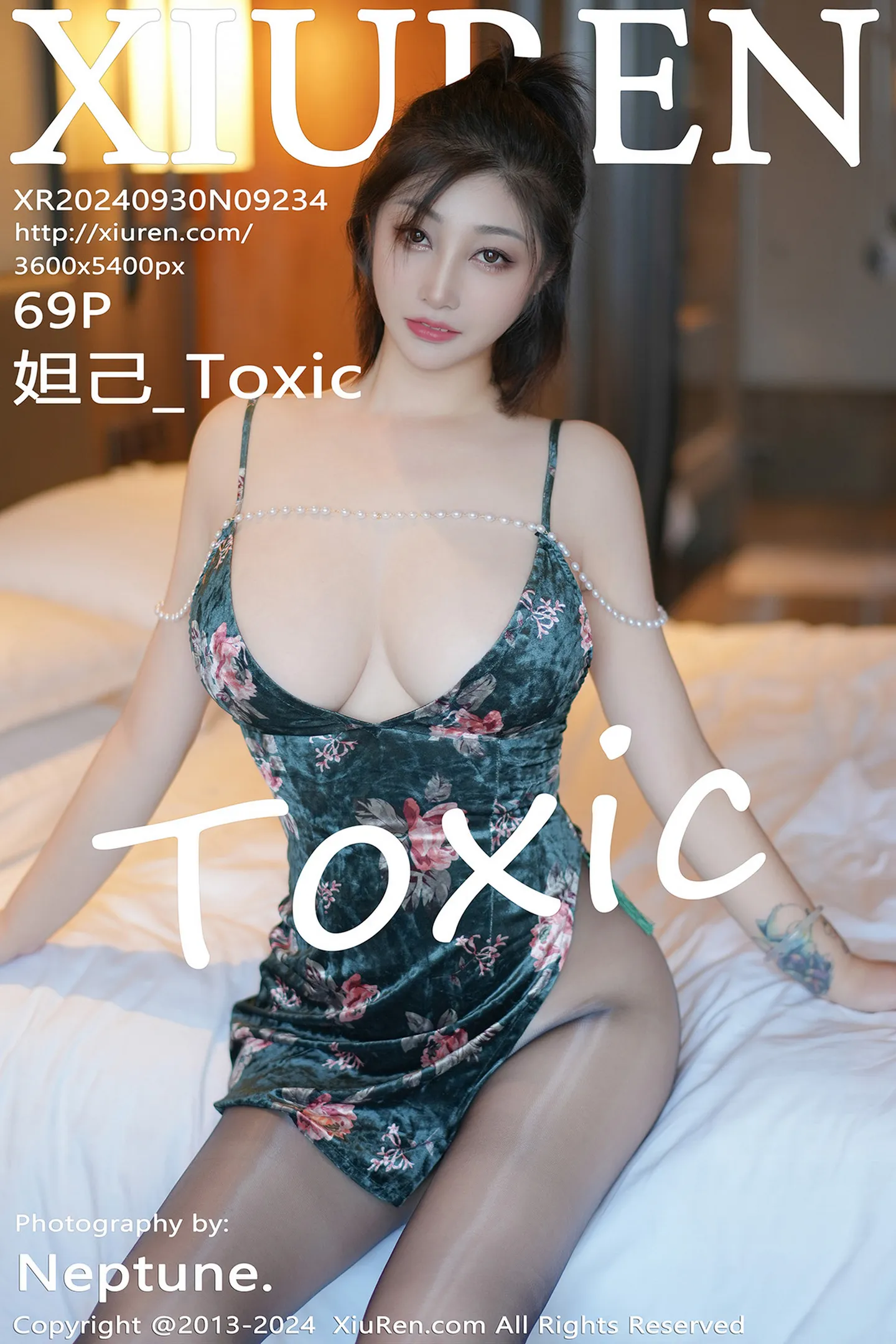 [XiuRen秀人网]No.9234_女神妲己_Toxic性感墨绿色花纹吊带裙配超薄黑丝秀翘臀诱惑写真69P-秀人网 - XiuRen.Space